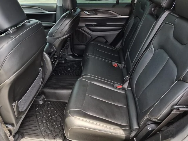 Used 2024 Diamond Black Crystal Pearlcoat Jeep Limited image 15
