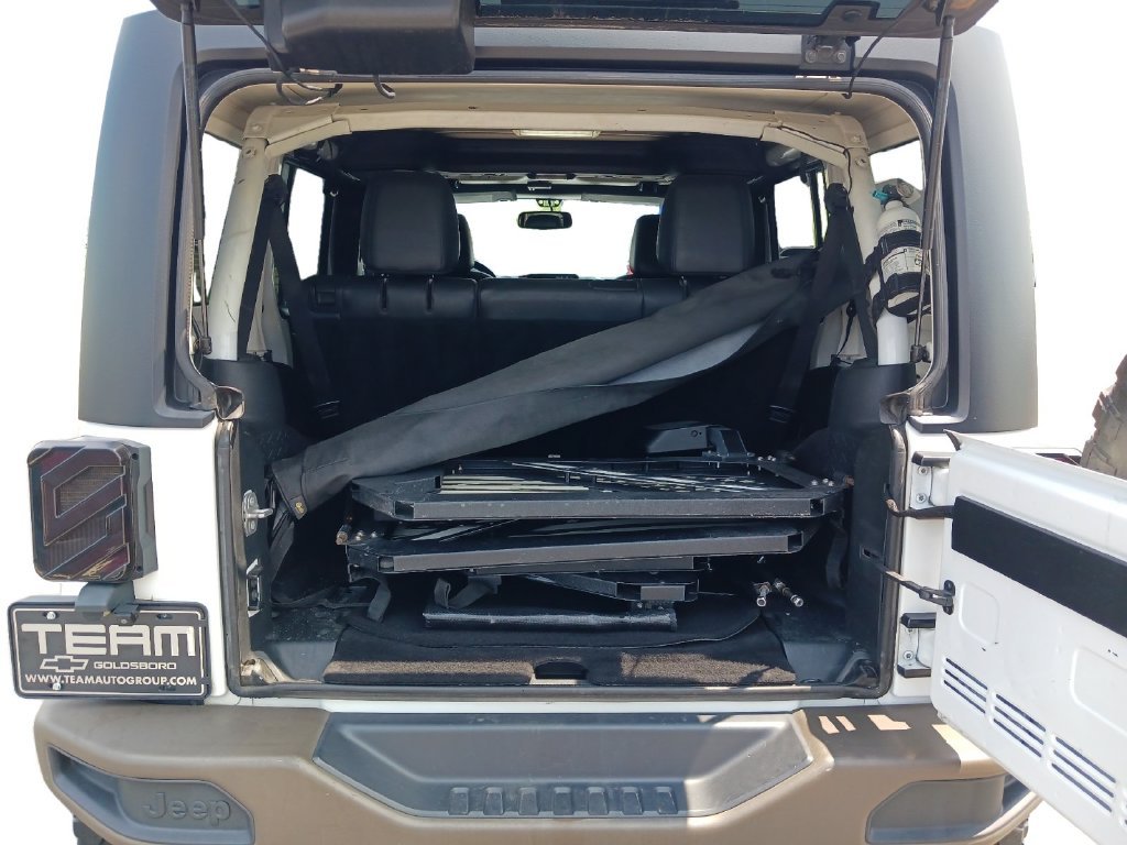 Used 2016 White Jeep Unlimited Sahara image 13