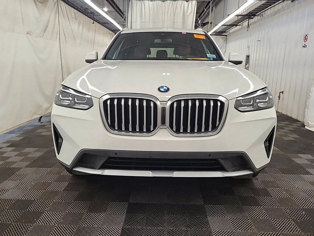 Used 2022  BMW xDrive30i image 3