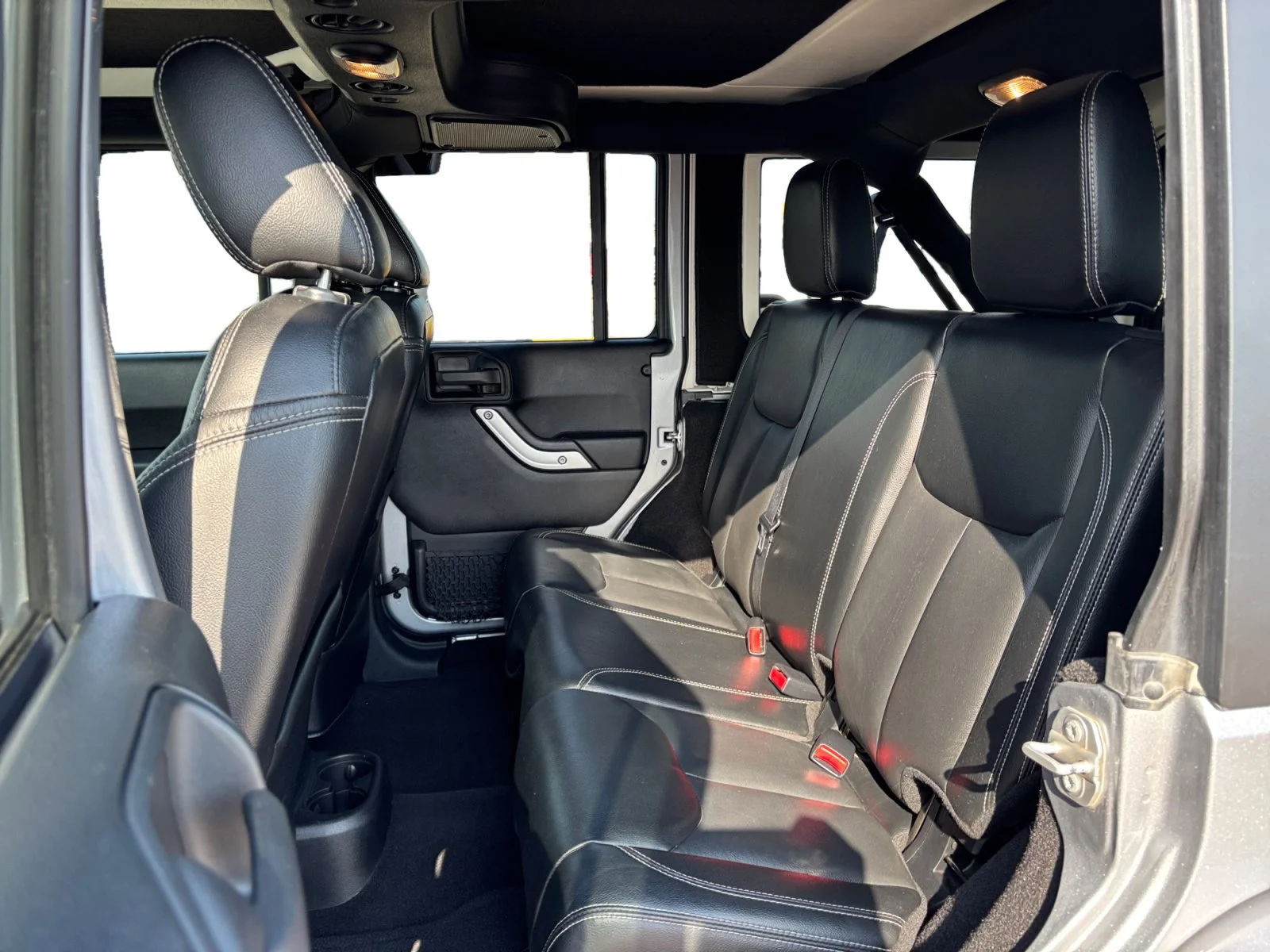 Used 2016 Silver Jeep Sahara image 16