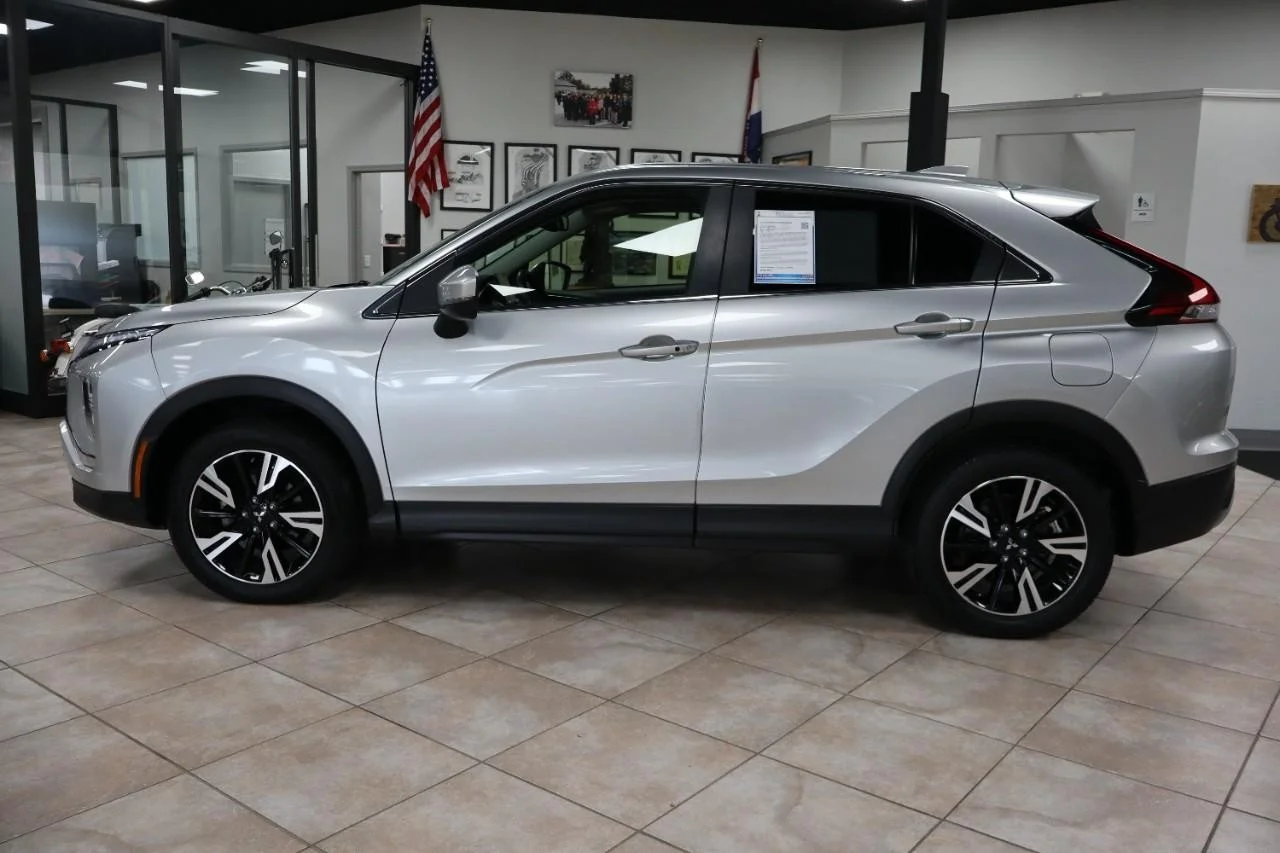 Used 2024 Alloy Silver Metallic Mitsubishi SE image 2