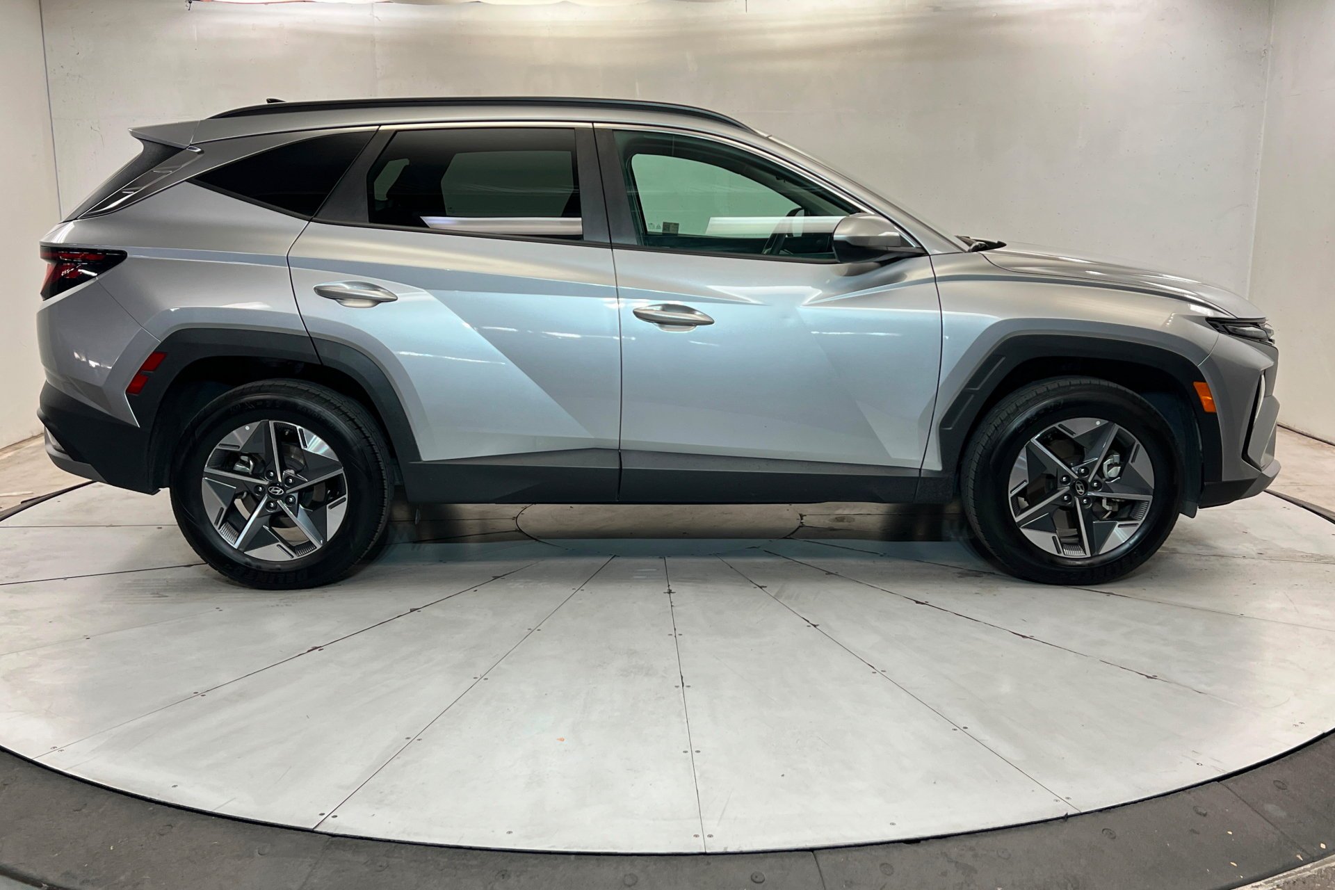 Used 2025 Shimmering Silver Hyundai SEL image 7