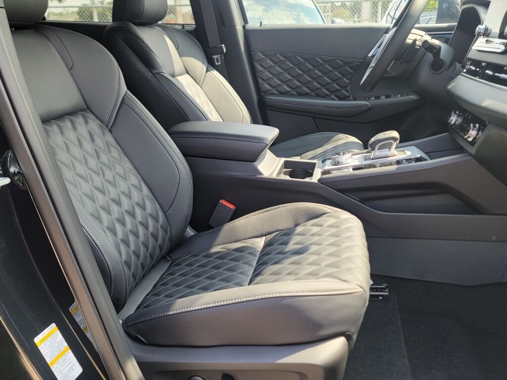New 2026 Black Nissan Platinum image 5