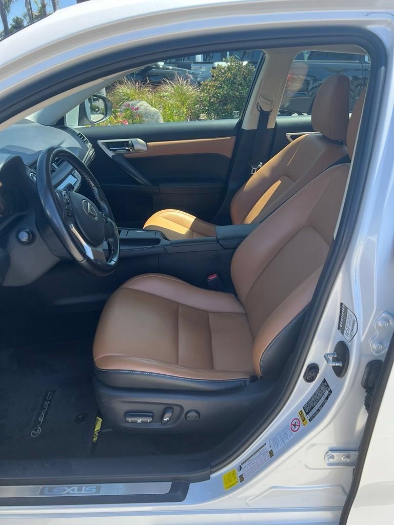 Used 2017 Ultra White w/Black Roof Lexus 200h image 9