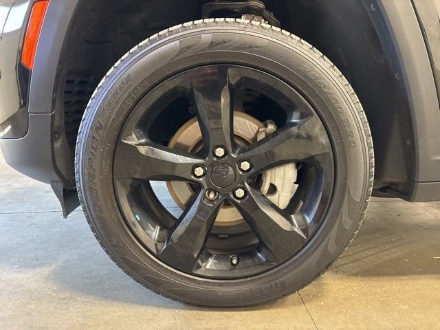 Used 2023 Diamond Black Crystal Pearlcoat Jeep Limited image 10