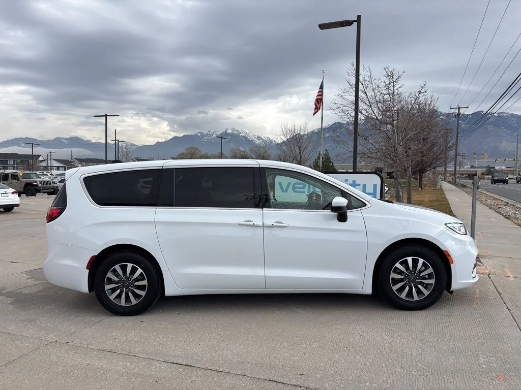 Used 2023 White Chrysler Touring L image 3