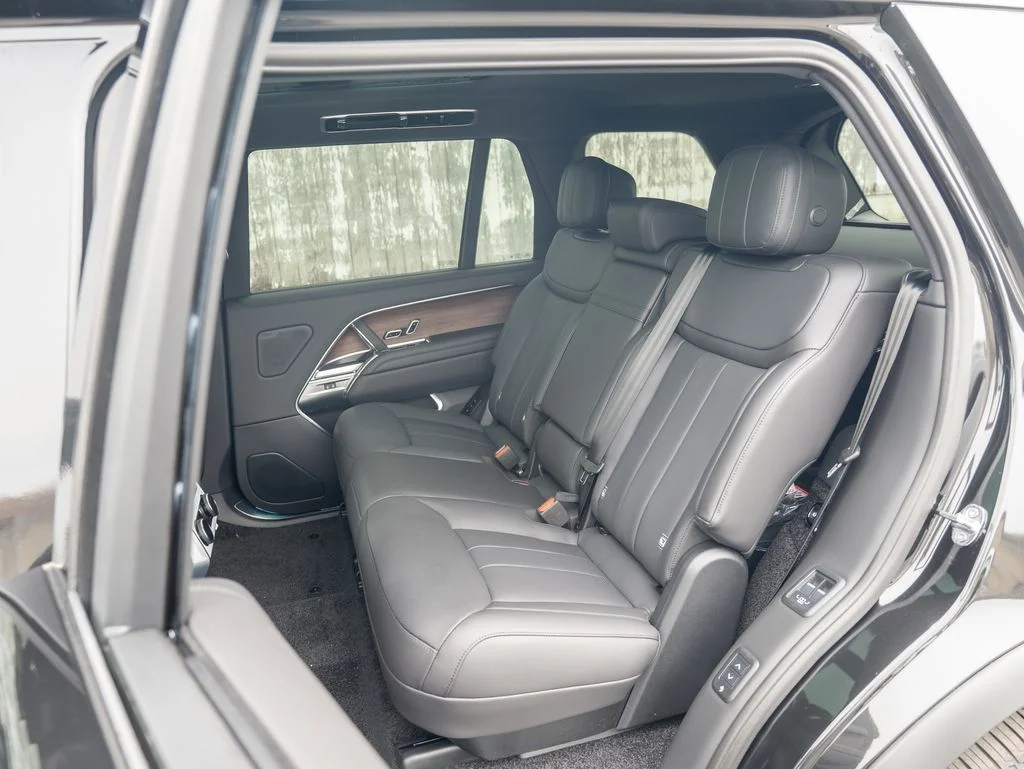 New 2026 Santorini Black Land Rover SE image 23
