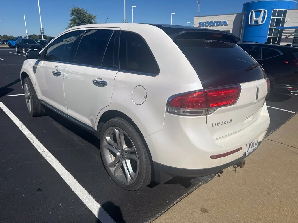Used 2014 White Lincoln Base image 4
