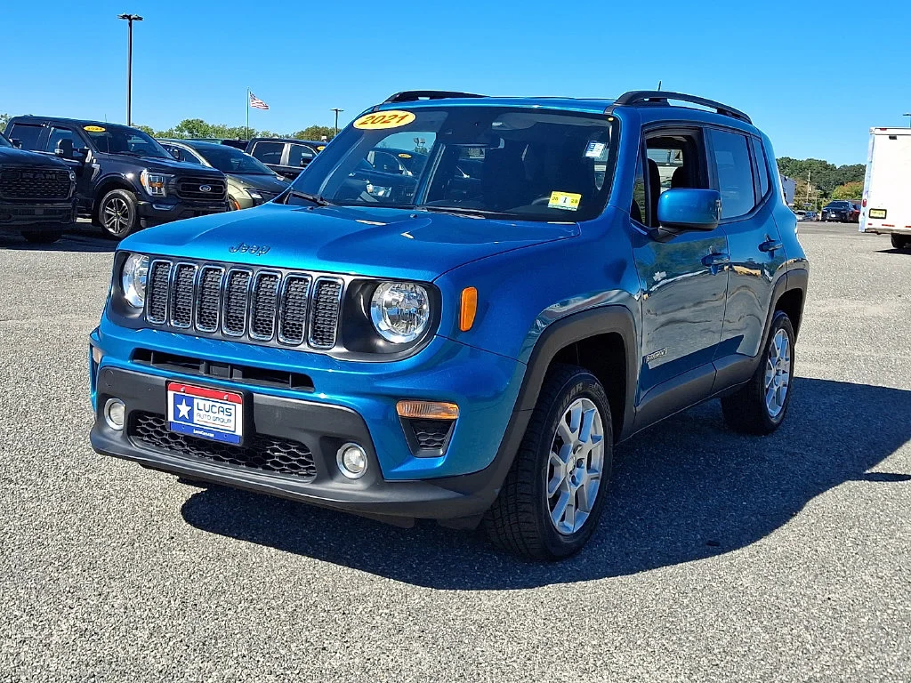 Used 2021  Jeep Latitude image 5