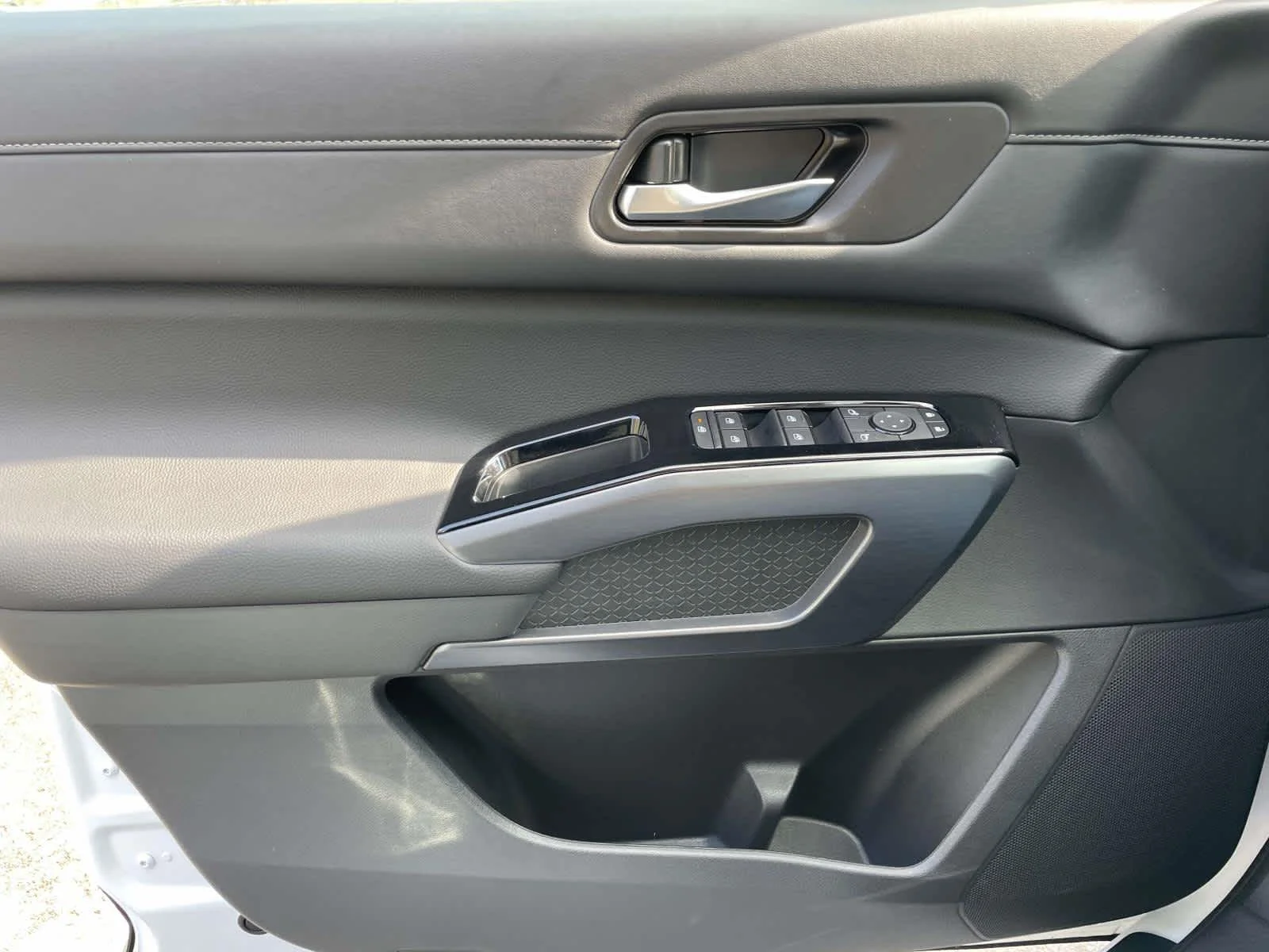 New 2026 Everest White Pearl Tricoat Nissan SL image 31