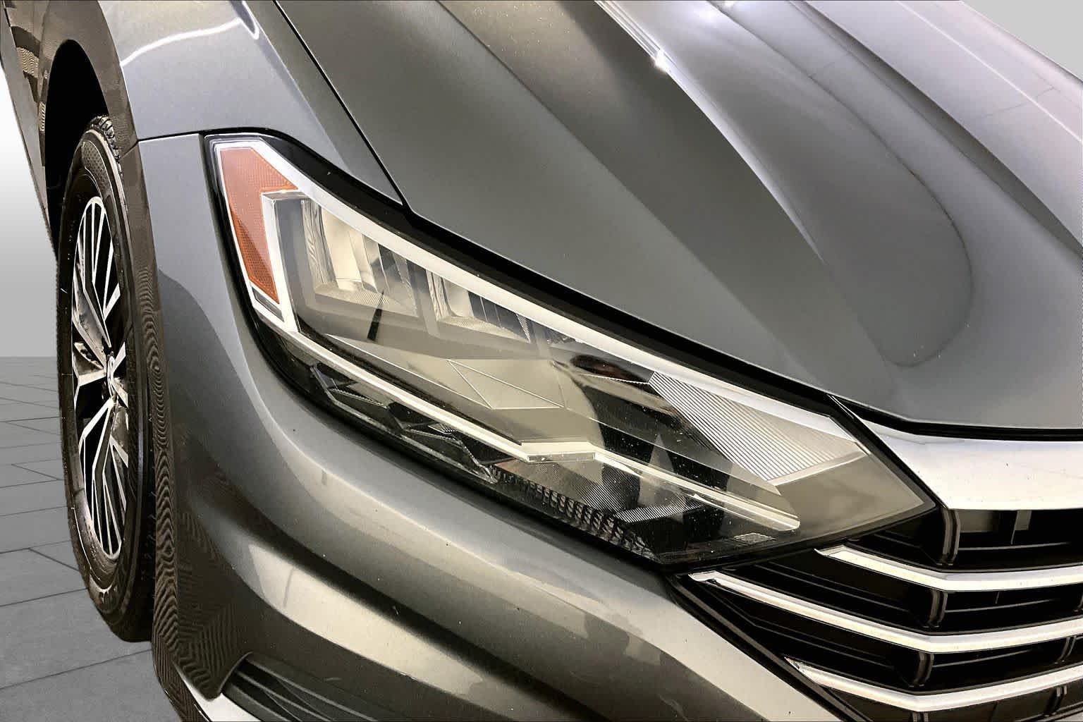 Used 2019 Platinum Gray Metallic Volkswagen SE image 27