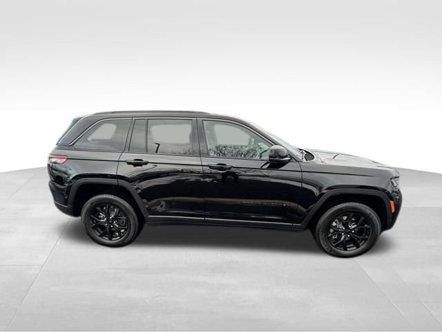 New 2026 Diamond Black Crystal Pearl-Coat Exterior Paint Jeep Altitude image 8