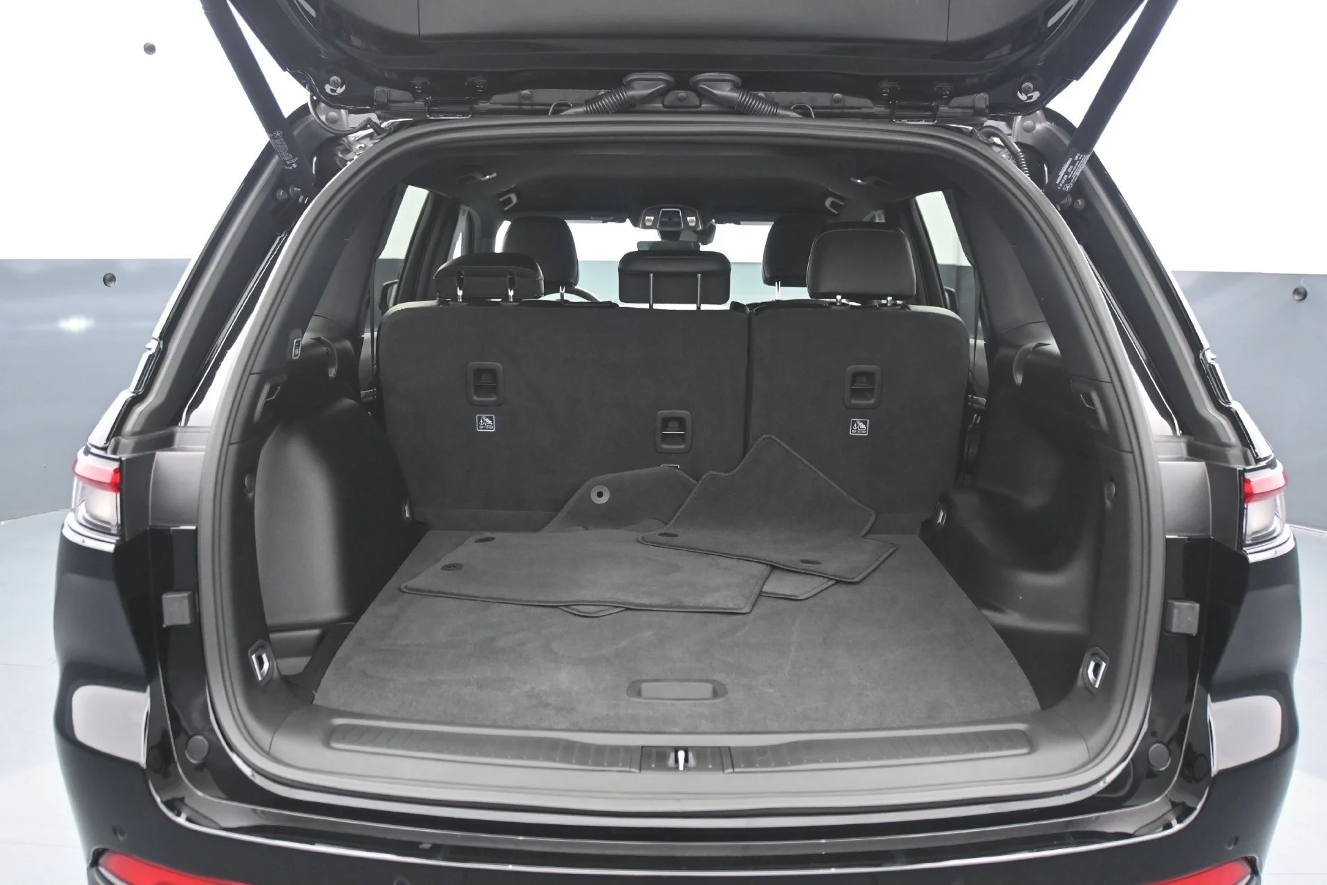 Used 2025 Diamond Black Crystal Pearlcoat Jeep Limited image 19