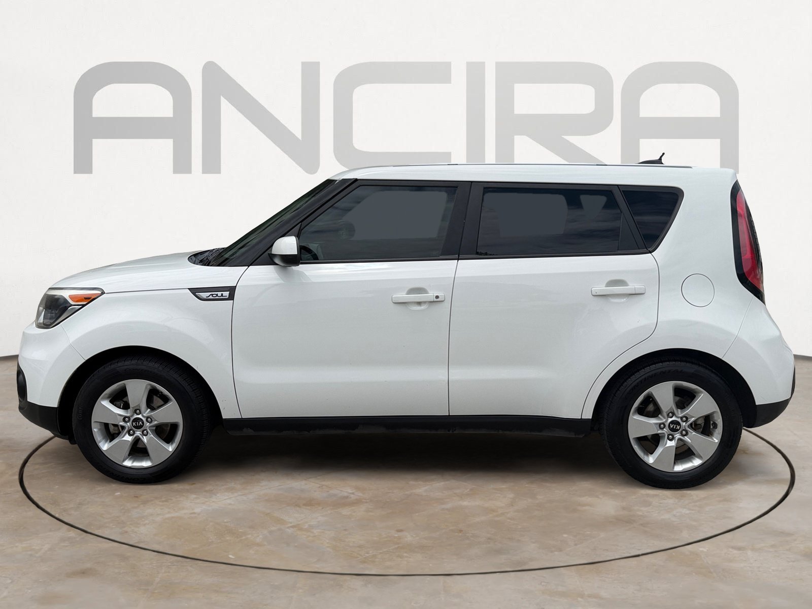 Used 2017 Clear White Kia  image 7