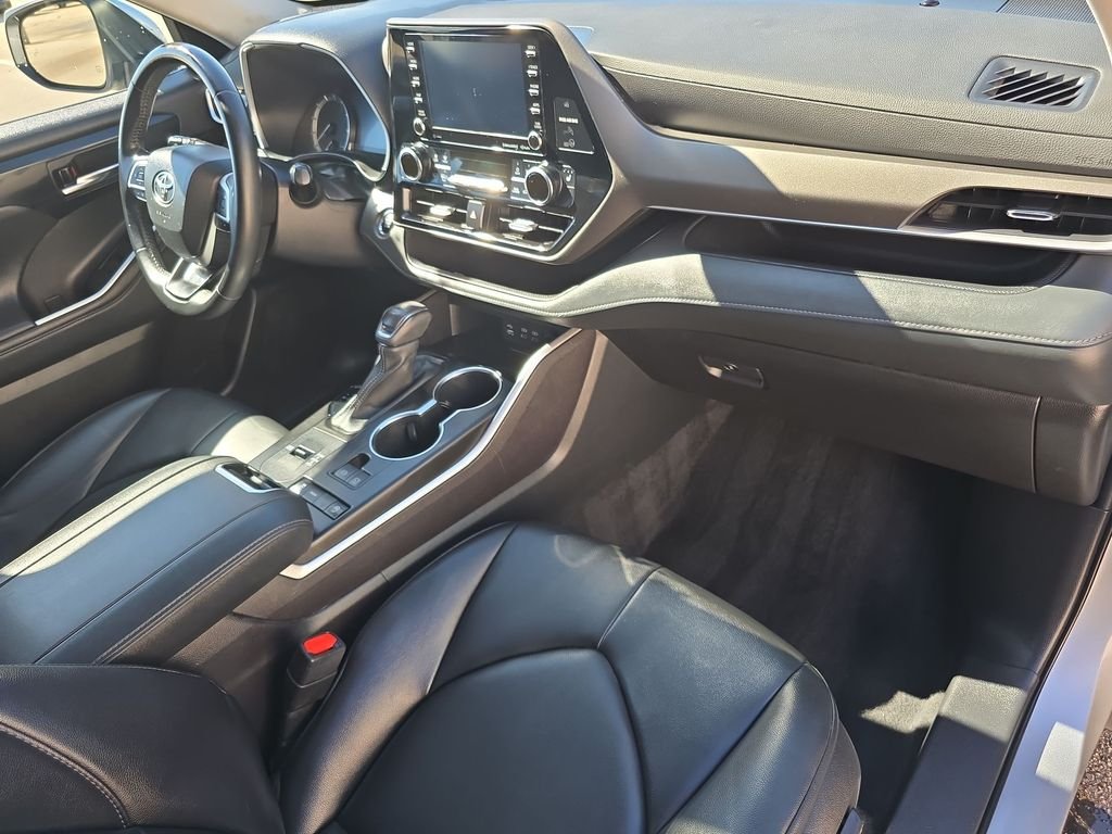 Used 2022 Silver Toyota XLE image 39