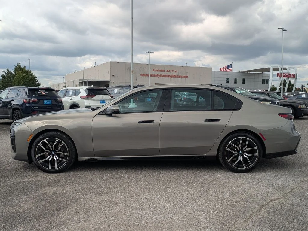 Used 2023 Gray BMW 740i image 2