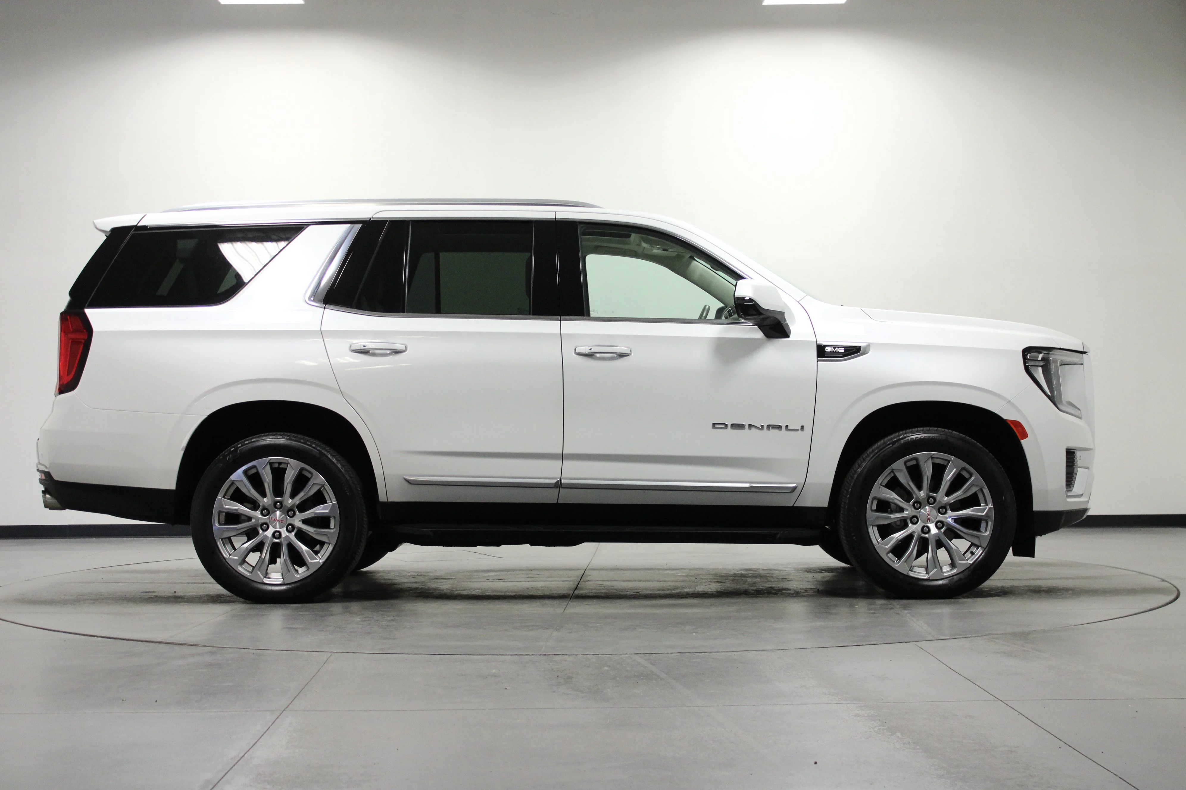 Used 2024 White Frost Tricoat GMC Denali image 3