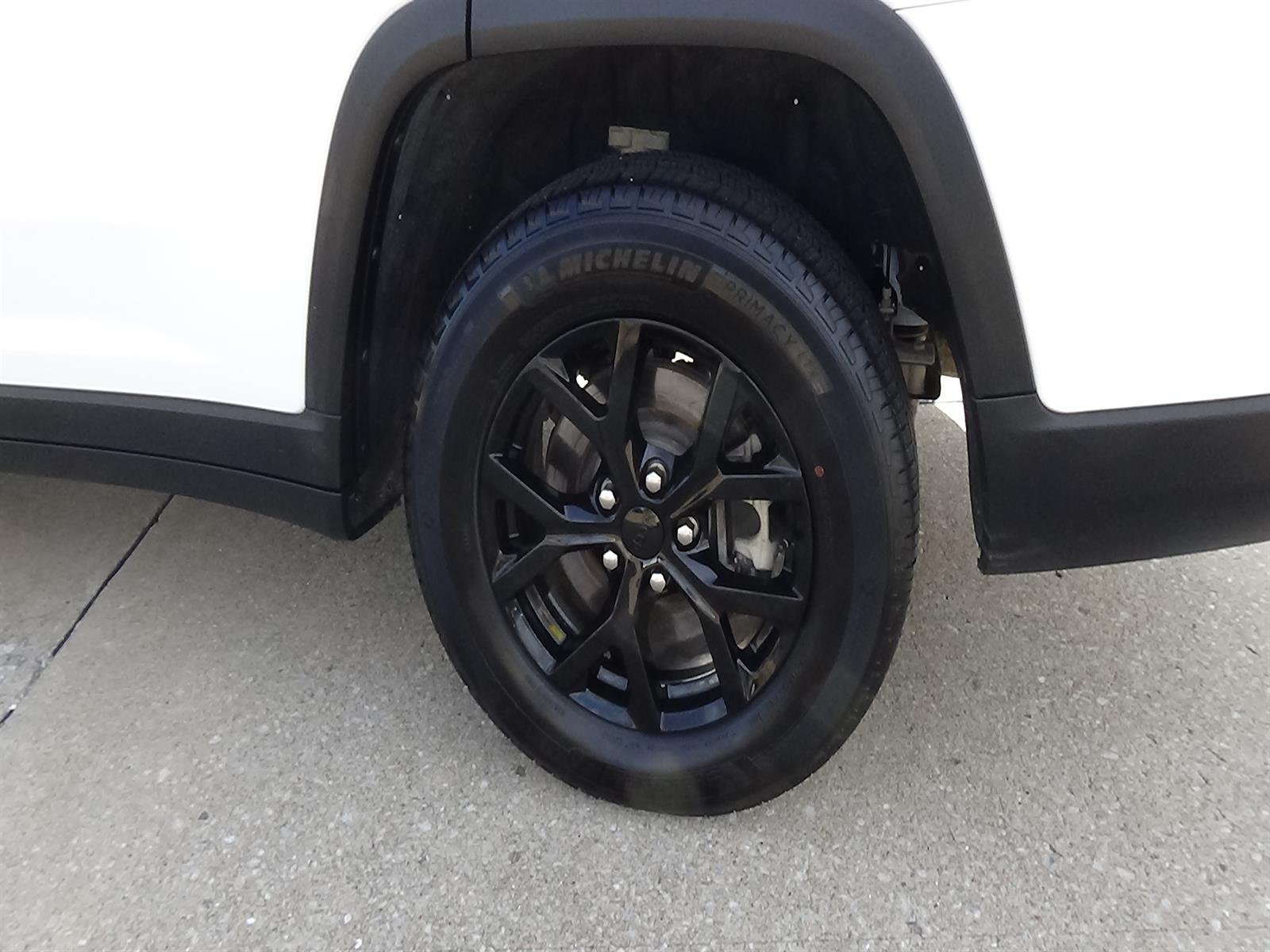 Certified Used 2025 Bright White Clear Coat (pw7) Jeep Altitude image 9