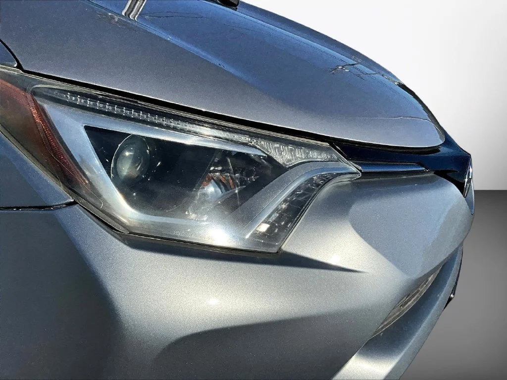 Used 2016 Silver Toyota LE image 32