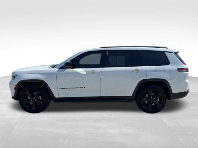 Used 2022 White Jeep Altitude image 5