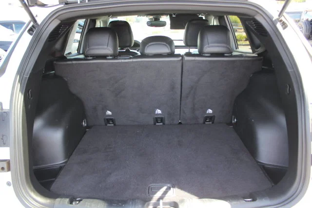 Used 2024 White Jeep Latitude image 26