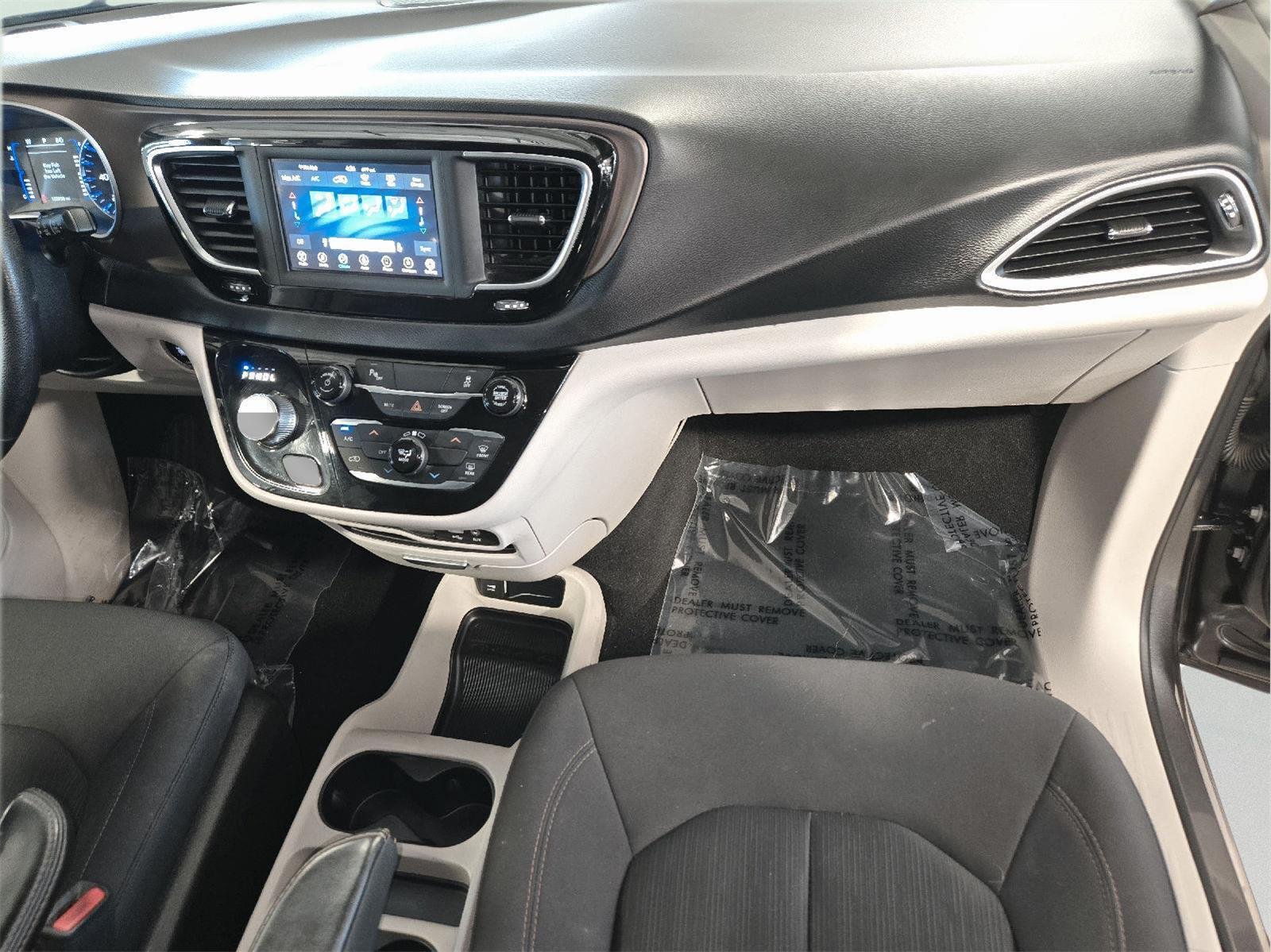 Used 2019 GRAY CHRYSLER L image 45