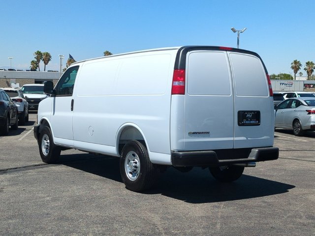 New 2026 Summit White Chevrolet WT image 6