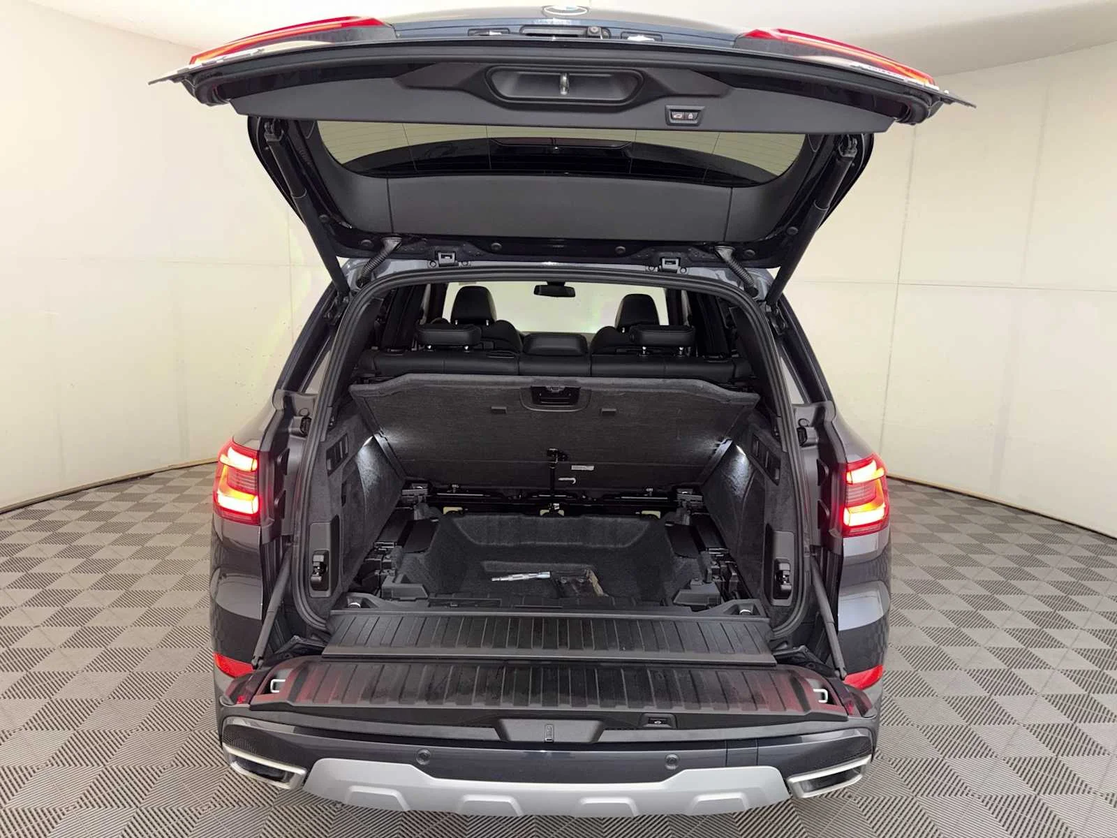 Used 2019 Arctic Grey Metallic BMW xDrive40i image 23