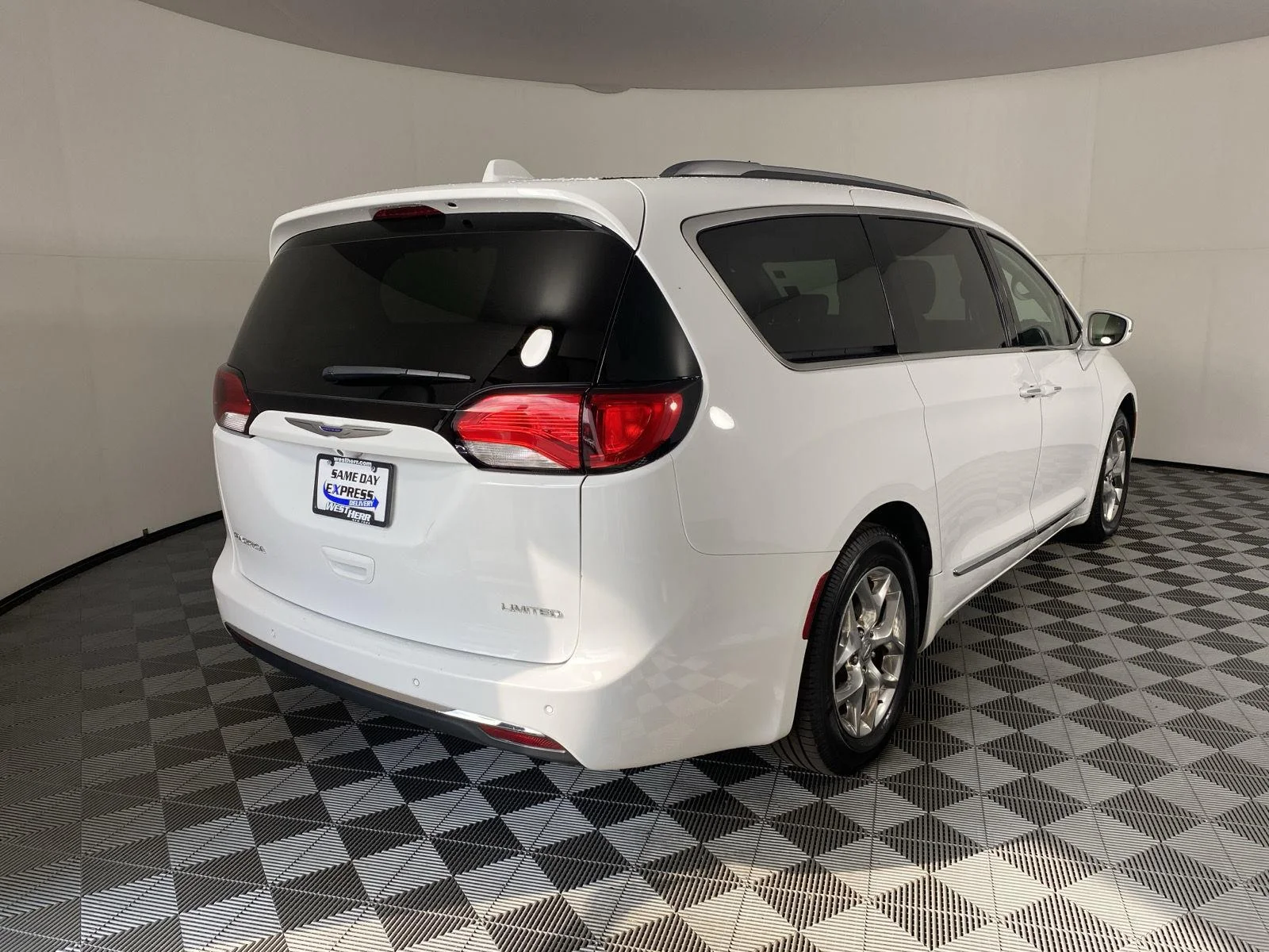 Used 2019 Bright White Clearcoat Chrysler Limited image 6