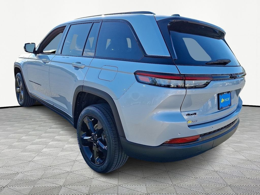 Used 2023 Silver Jeep Altitude X image 5