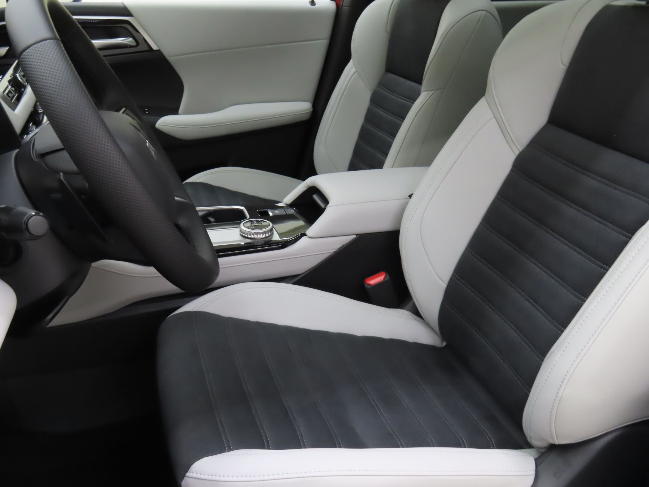 Used 2025 Red Mitsubishi SE image 11