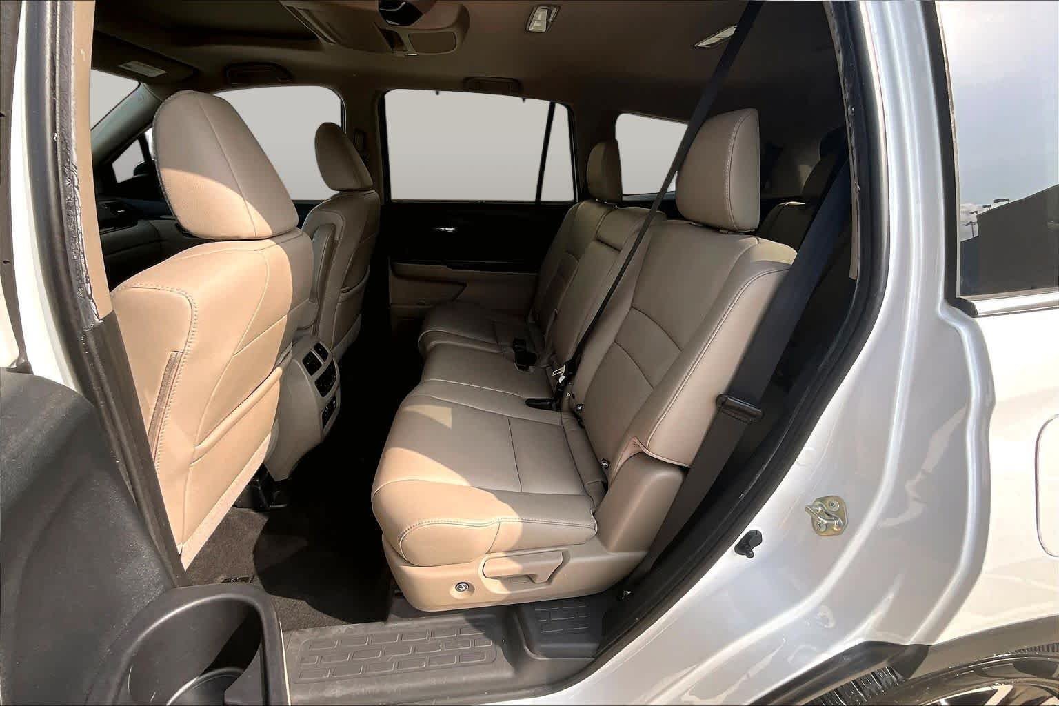 Used 2020 Platinum White Pearl Honda Touring 8-Passenger image 20