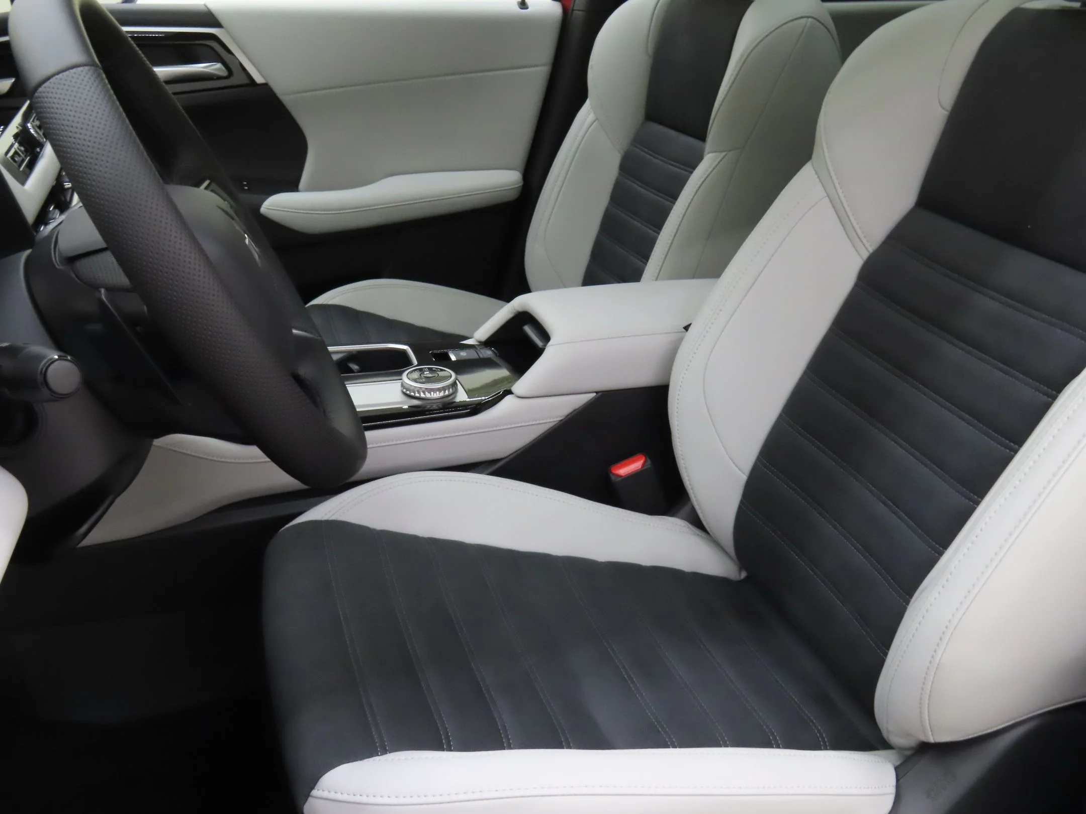 Used 2025 Red Mitsubishi SE image 11