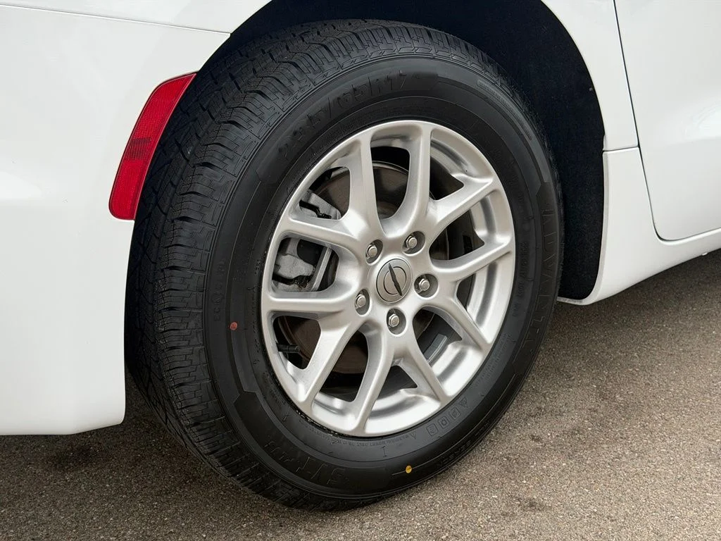 Used 2025 White Chrysler Select image 28