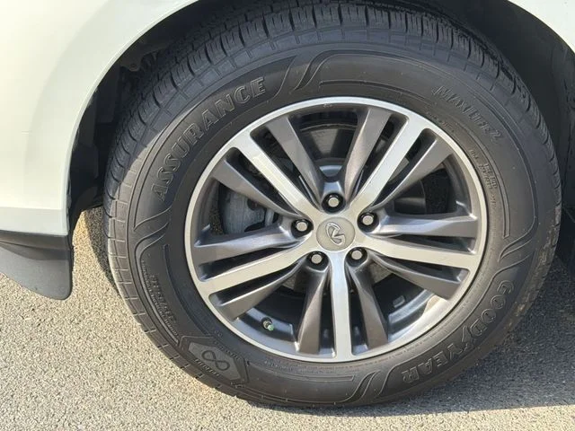 Used 2017 White INFINITI Base image 8