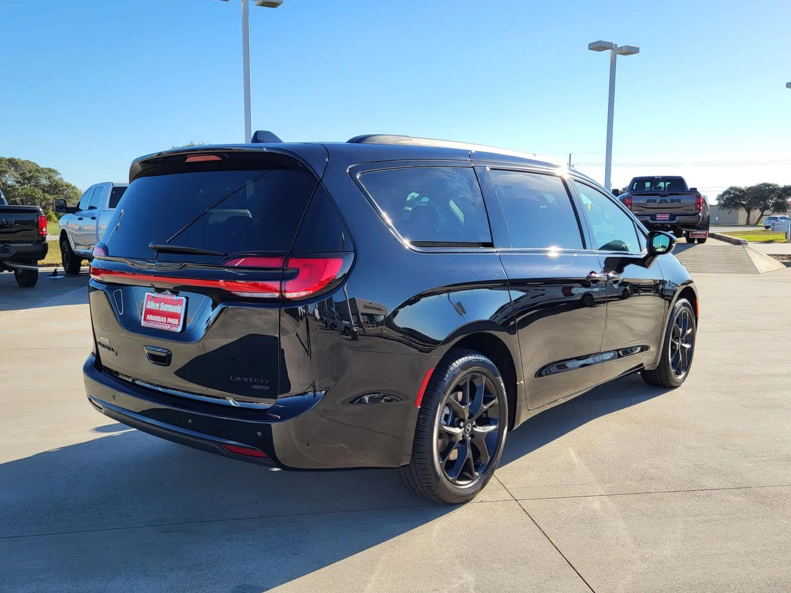 New 2026 Diamond Black Crystal Pearl-Coat Exterior Paint Chrysler Limited image 5