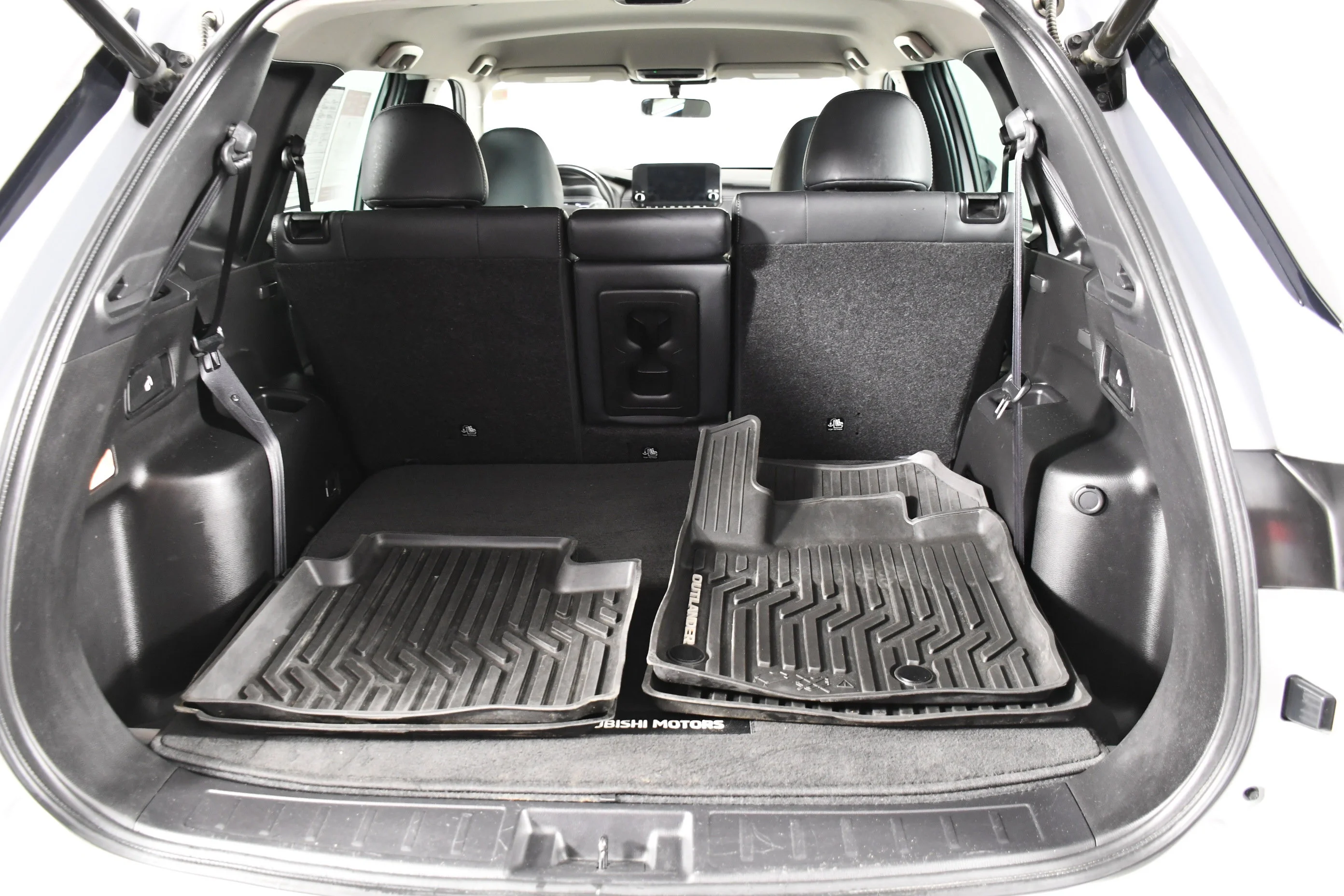 Certified Used 2023 White Diamond Mitsubishi SE image 48