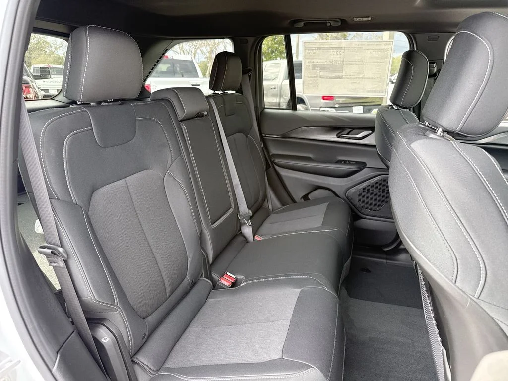 New 2026 Bright White Clear-Coat Exterior Paint Jeep Laredo image 23