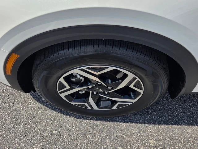 Used 2025 White Kia LX image 9