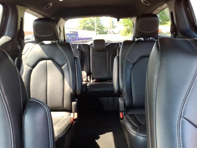 Certified Used 2025 Diamond Black Chrysler Select image 29