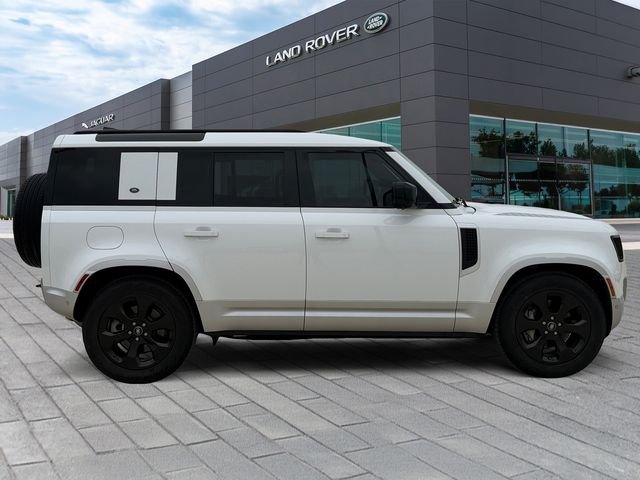 Used 2023 White Land Rover SE image 6