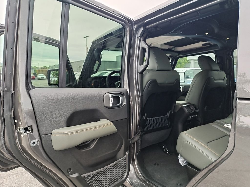 New 2026 Granite Crystal Metallic Clear-Coat Exterior Paint Jeep Mojave X image 29