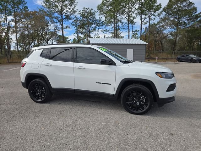 New 2026 Bright White Clear-Coat Exterior Paint Jeep Latitude image 2