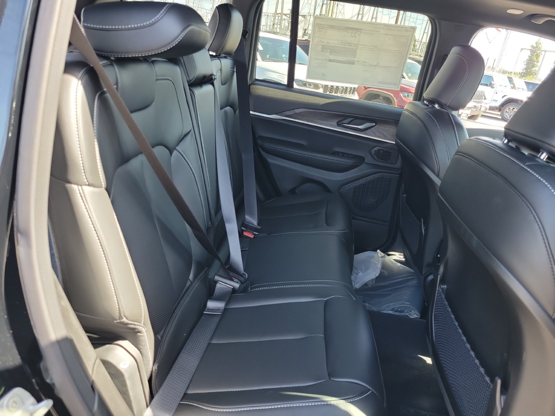 New 2027 High-Gloss Black Paint Jeep Limited image 17