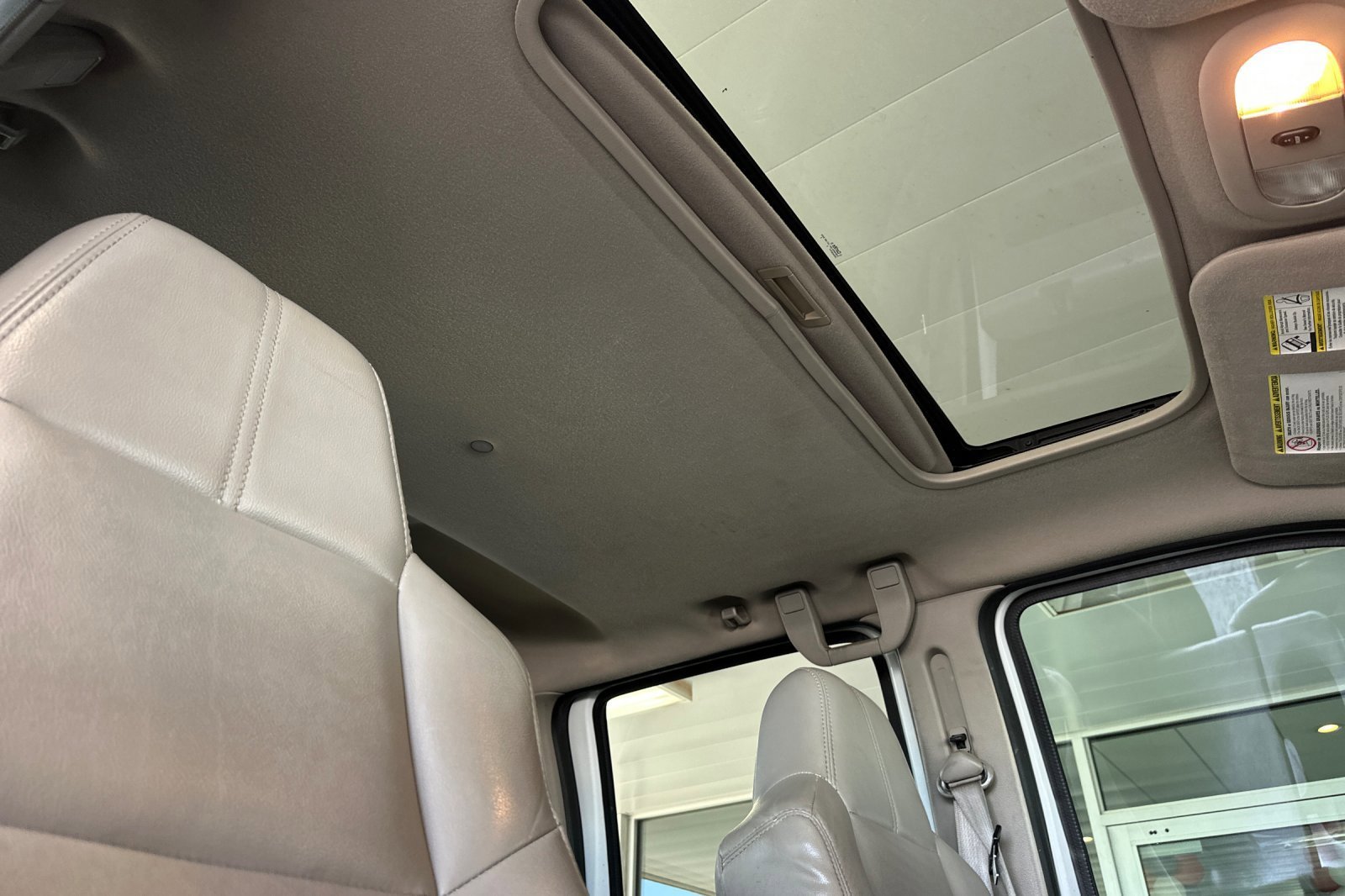 Used 2010 White Ford  image 16