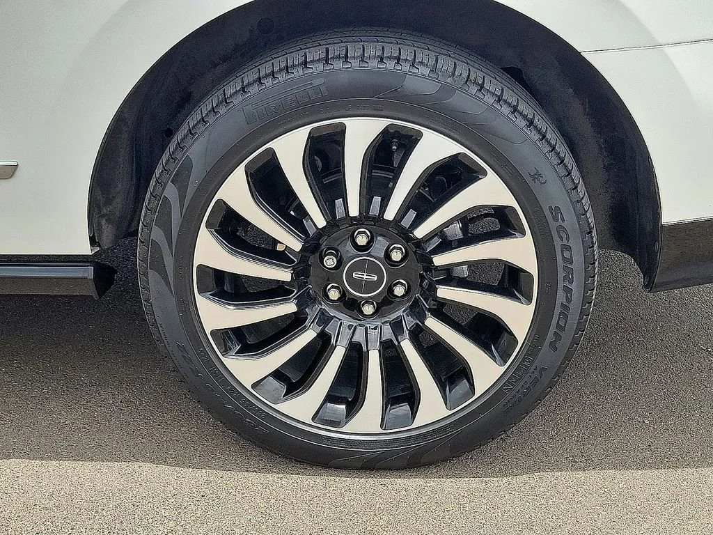Used 2022  Lincoln Black Label image 10