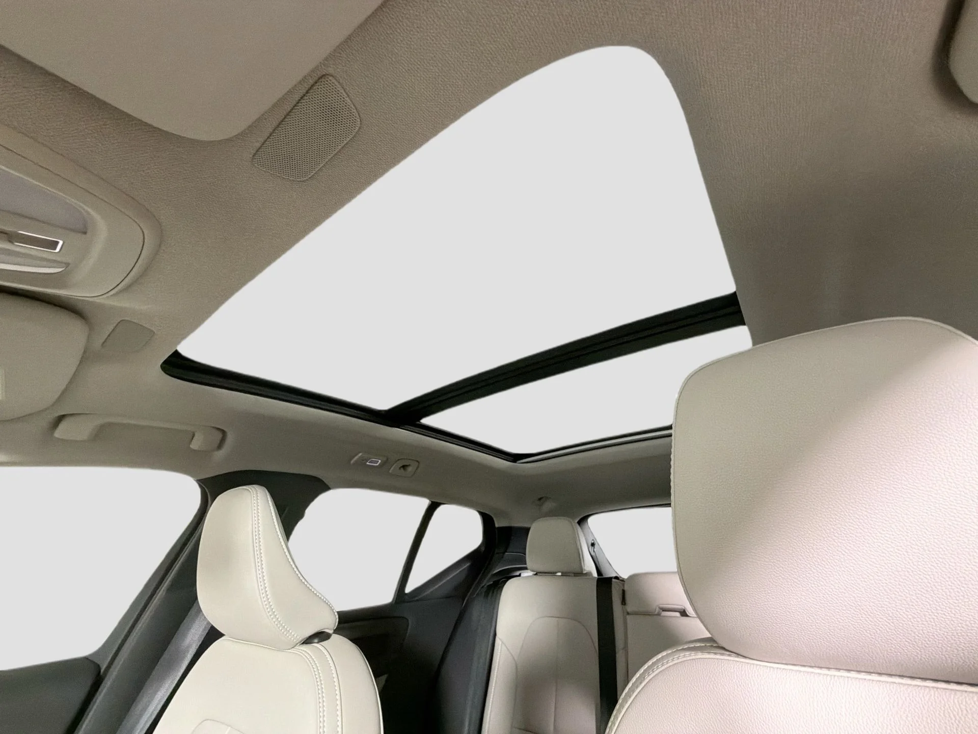 New 2026 Crystal White Volvo Plus image 20