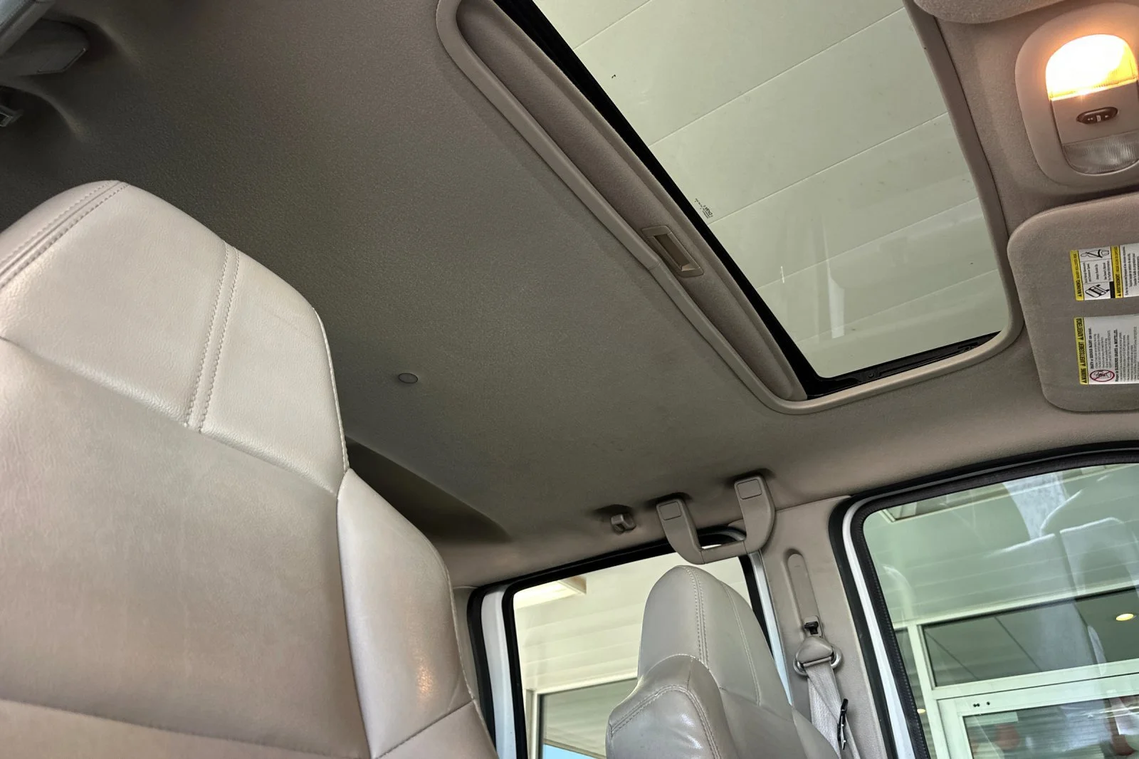 Used 2010 White Ford  image 16