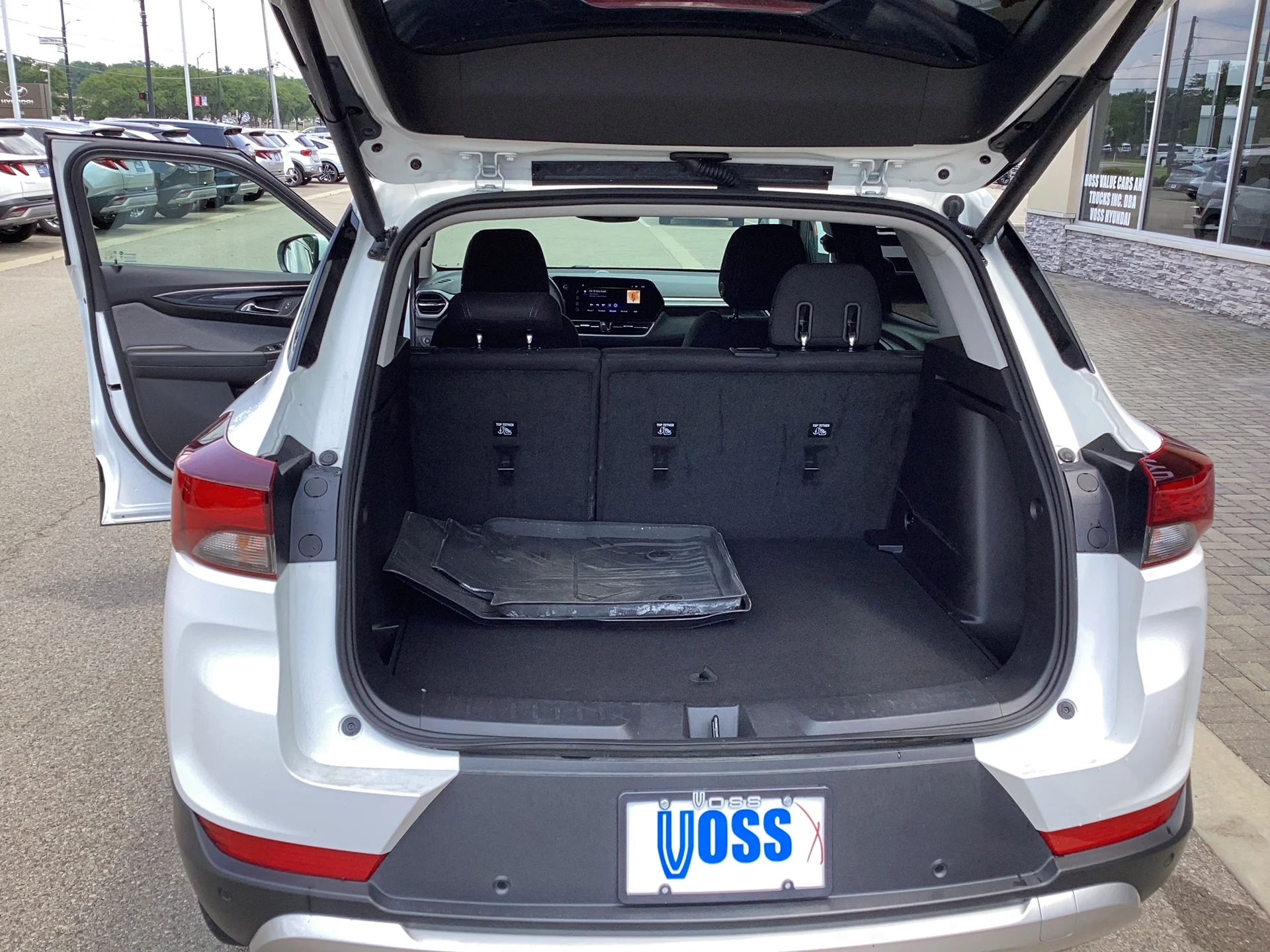 Used 2024 Summit White Chevrolet LT image 14