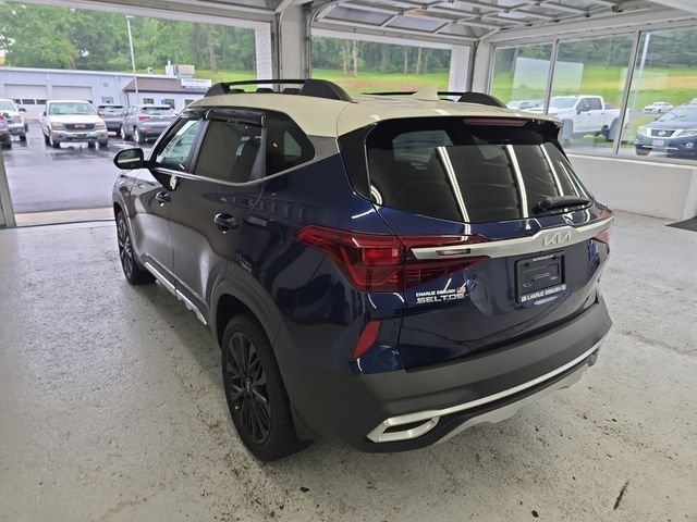 Used 2022  Kia Nightfall image 3